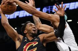 开云体育APP下载-76人鏖战篮网，米切尔扛起全队的简单介绍