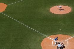 开云APP-绿茵勇士与紫金军团，当欧冠淘汰赛的焦点战遇见篮球场的正面击溃