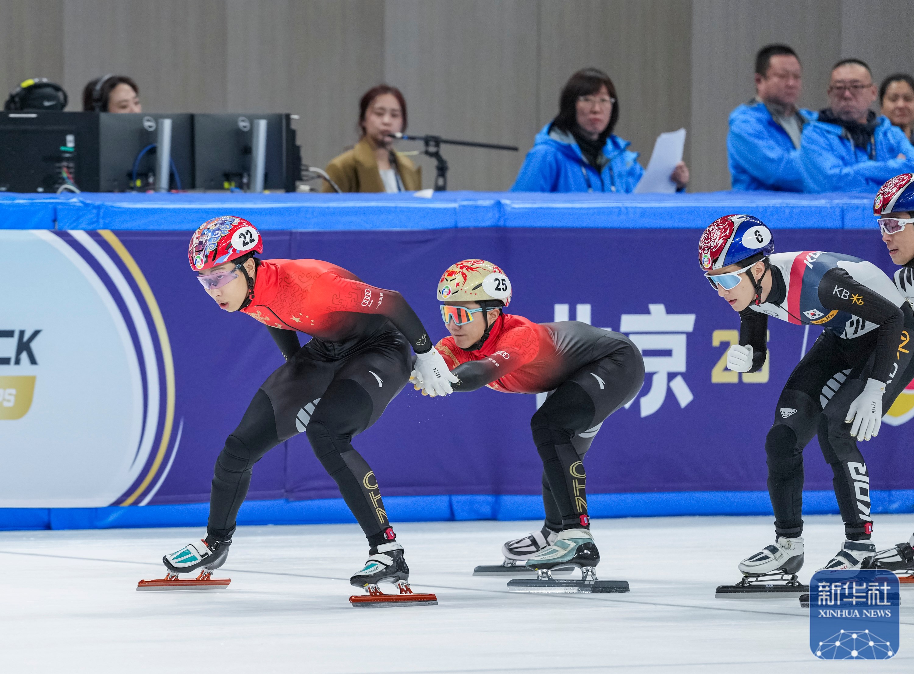 短道速滑赛场飞速划过，名将突围领先的简单介绍