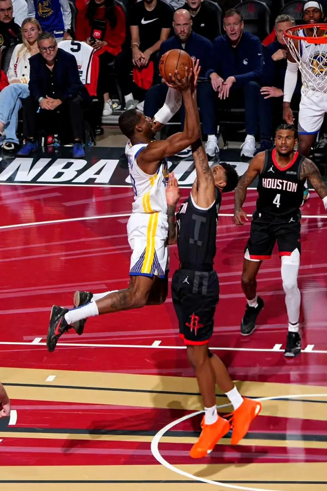 焦点对决!球队实力逐步显现 焦点对决!球队实力逐步显现