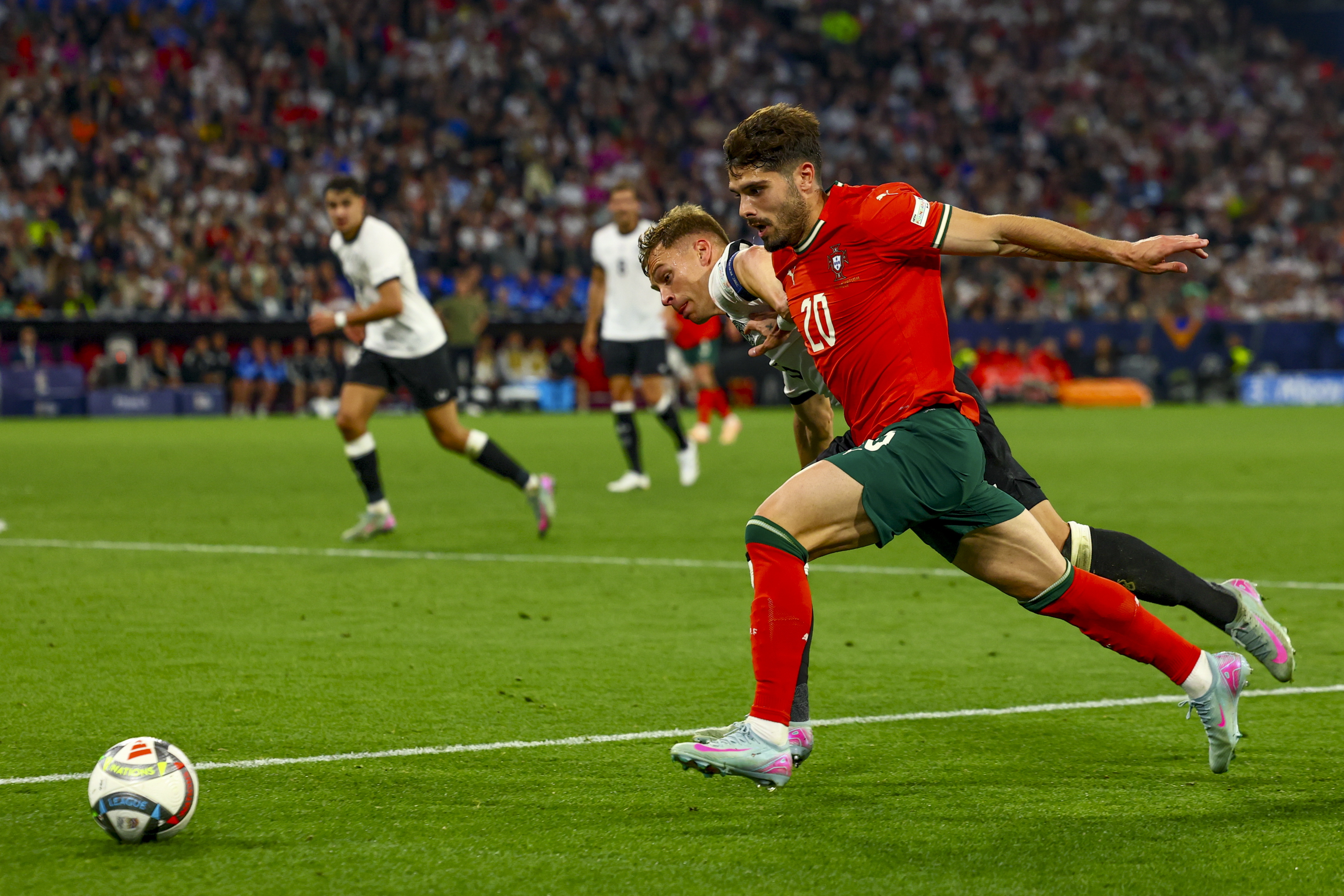 关于意大利憾负葡萄牙,结束欧锦赛征程的信息 关于意大利憾负葡萄牙,结束欧锦赛征程的信息