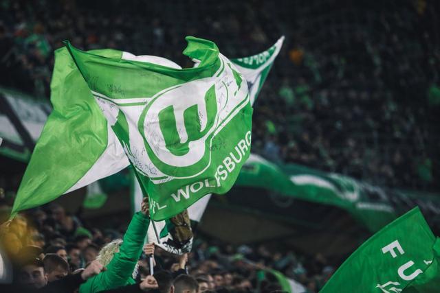 沃尔夫斯堡后卫红牌,球队防线雪上加霜的简单介绍 沃尔夫斯堡后卫红牌,球队防线雪上加霜的简单介绍