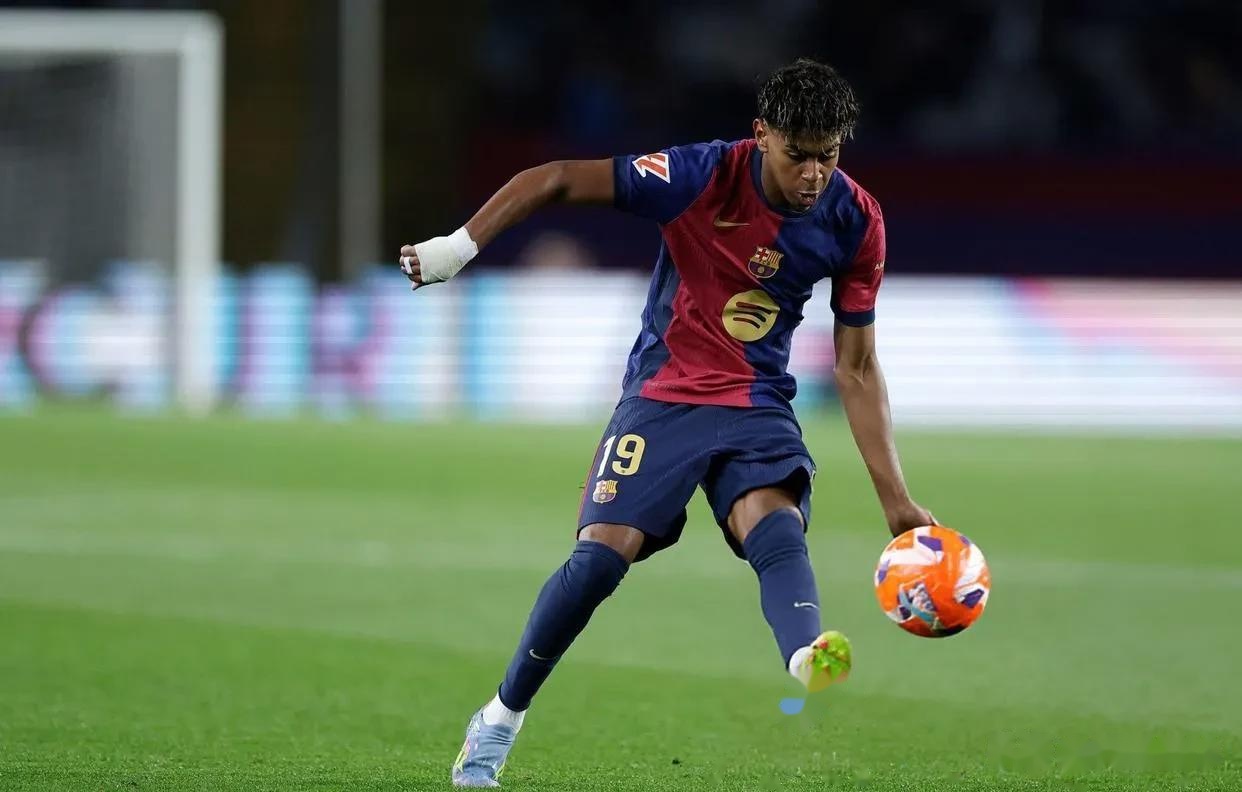 赛场上漂亮进球,球员展现绝佳射门技术 赛场上漂亮进球,球员展现绝佳射门技术