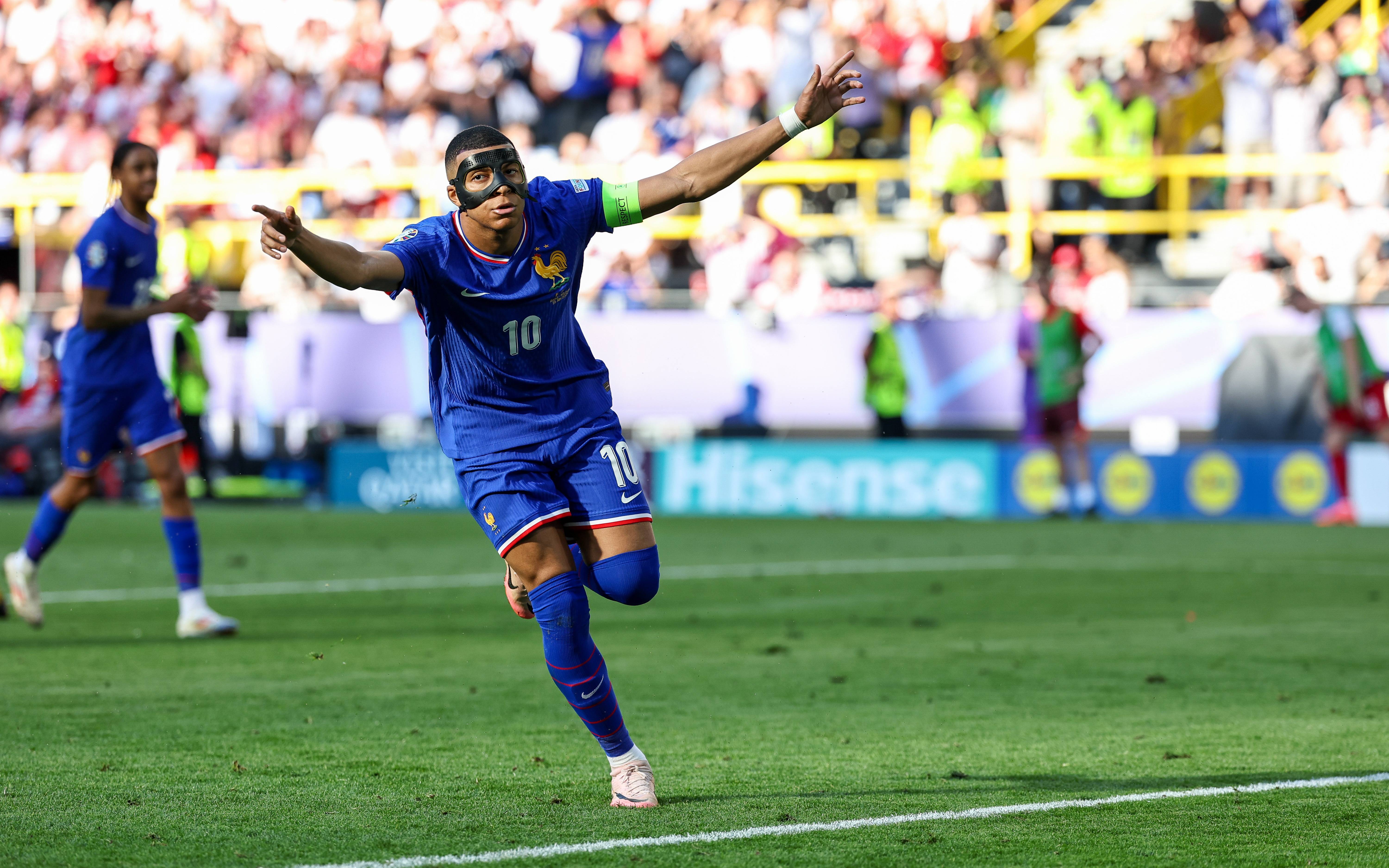 荷兰体育选手在足球比赛中获得胜利 荷兰体育选手在足球比赛中获得胜利