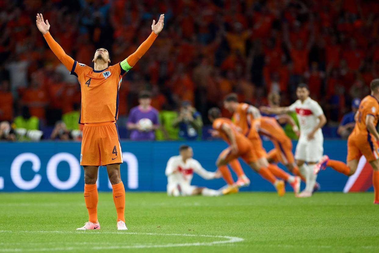 荷兰体育选手在足球比赛中获得胜利 荷兰体育选手在足球比赛中获得胜利