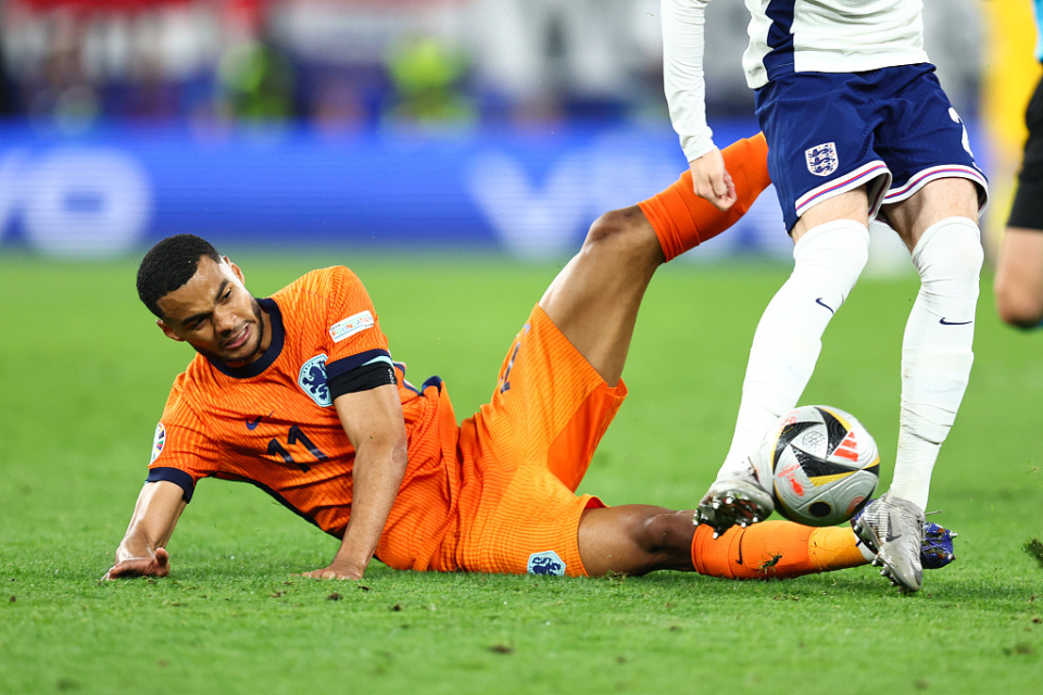 国际足球比赛中球员们展现出全力以赴的拼搏态度 国际足球比赛中球员们展现出全力以赴的拼搏态度