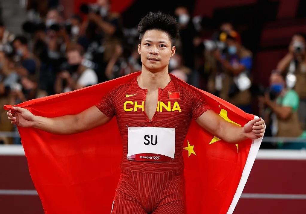 中国国家队球员披荆斩棘，取得关键胜利的简单介绍