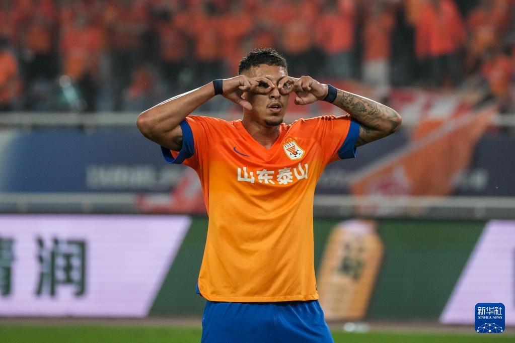 鲁能战胜华夏幸福，球员表现出色的简单介绍