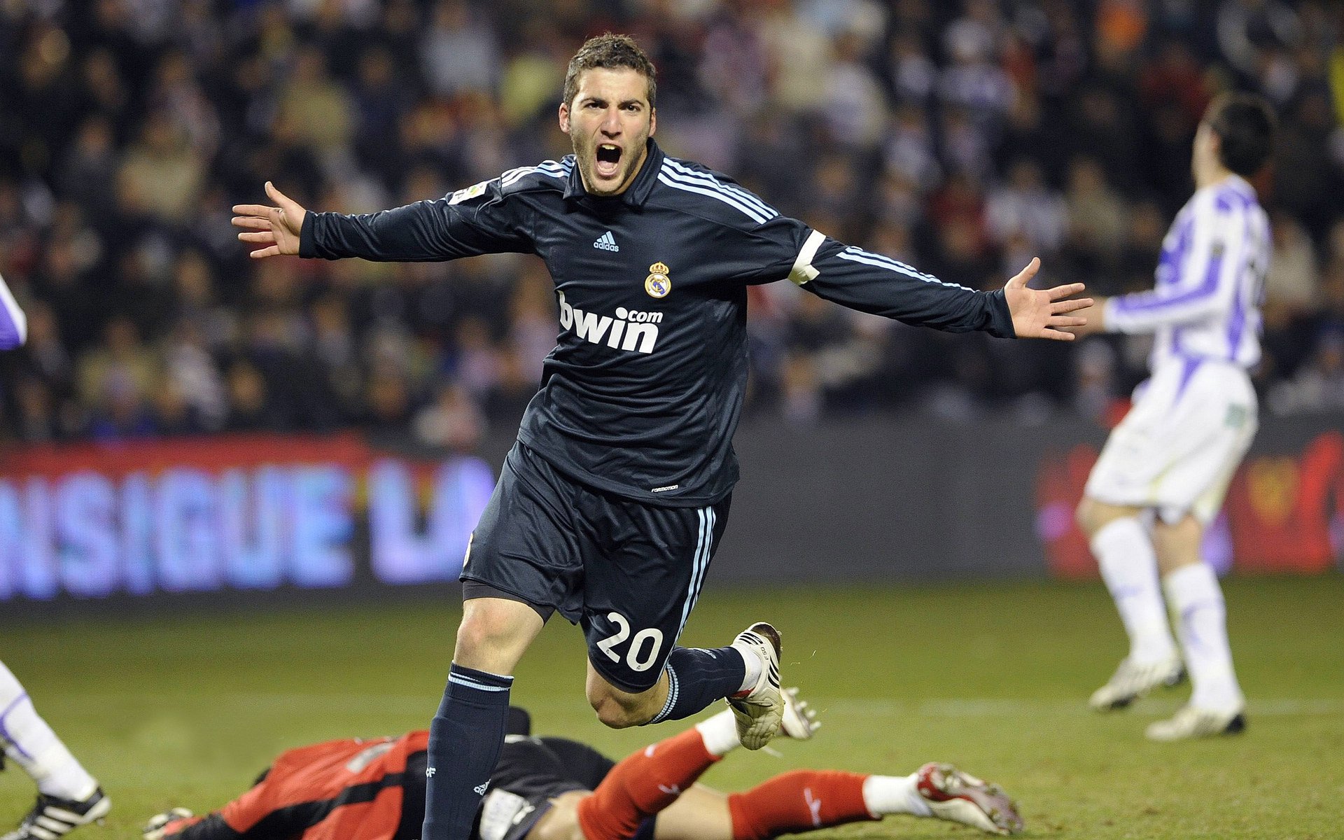 塞维利亚对阵罗马,托尼点燃赛场,一场定义欧联杯灵魂的决战