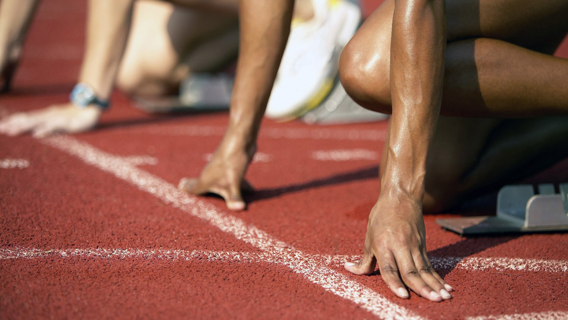 红牛二队绝杀梅赛德斯,汉密尔顿扛起全队的悲壮与启示